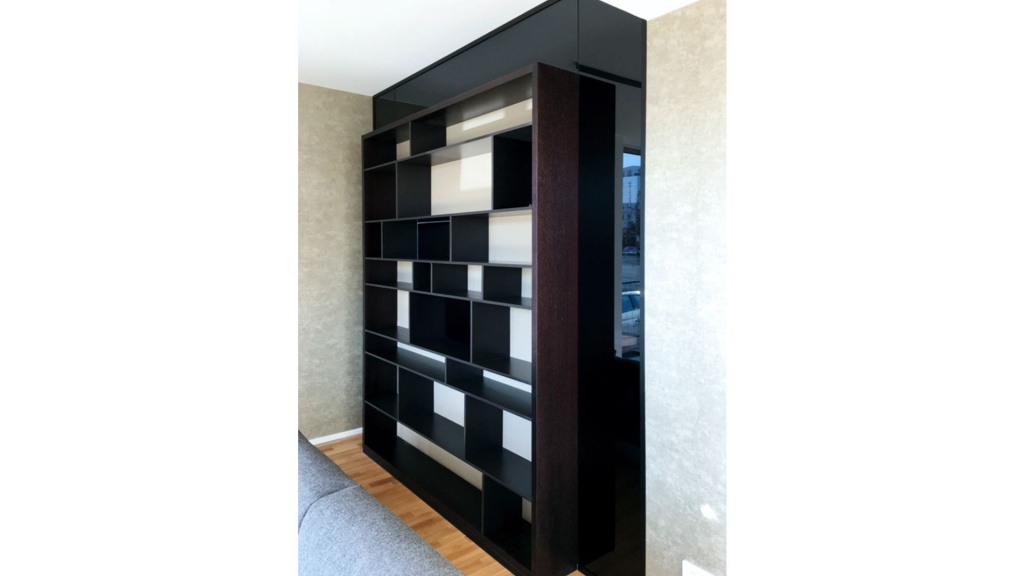 Regal in Trennwand integriert