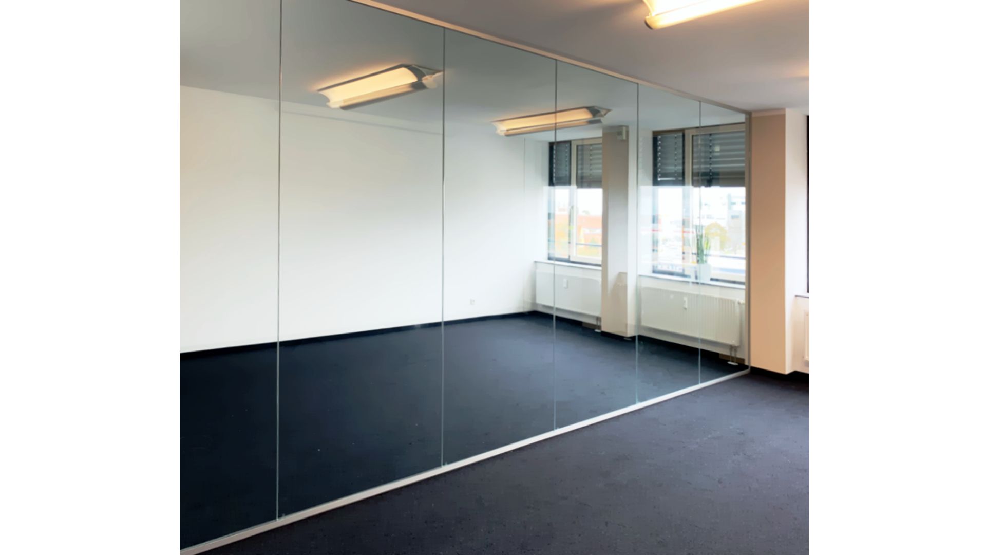 Transparente Glastrennwand für ein Büro