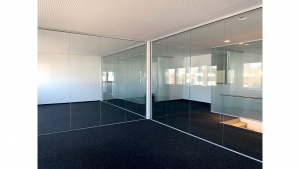 Besprechungsraum mit Ganz-Glas-Trennwänden