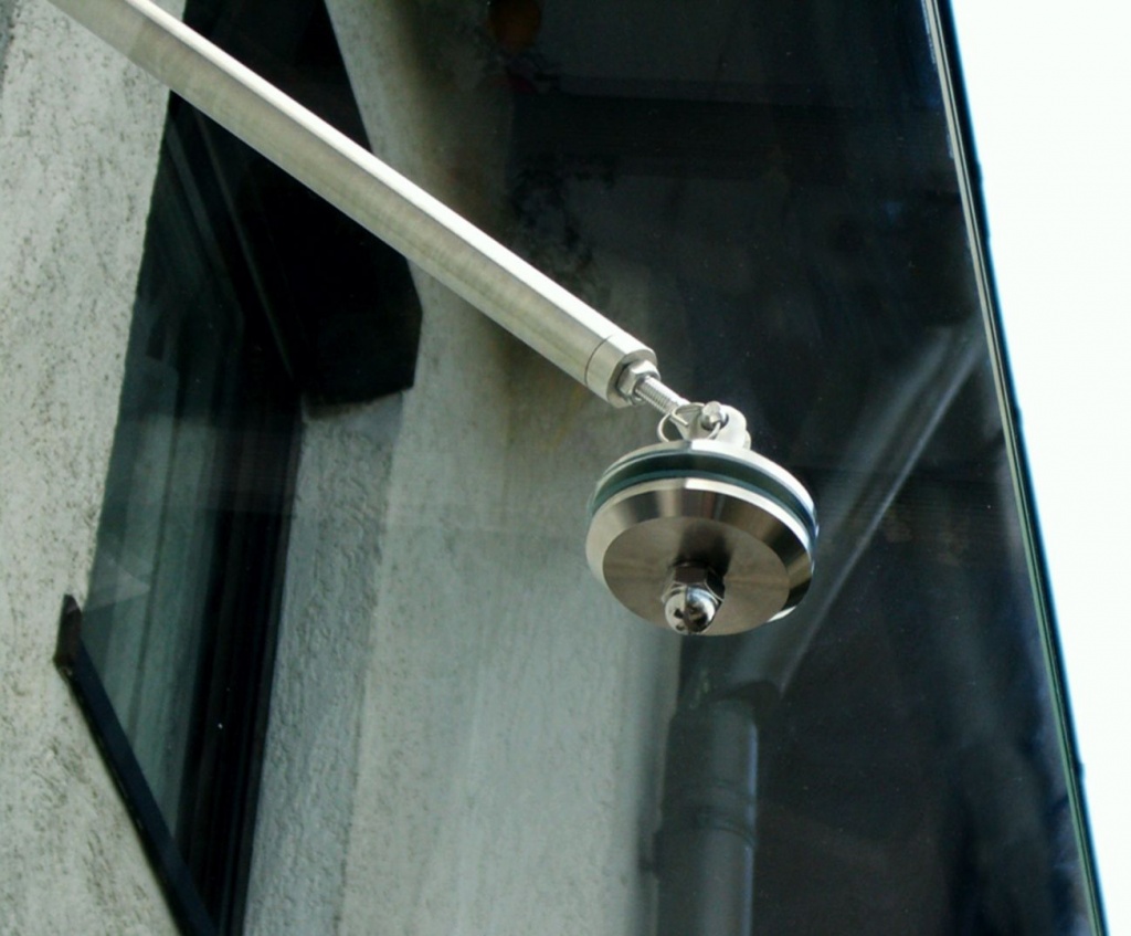 Glasvordach mit Zugstangenhalterung
