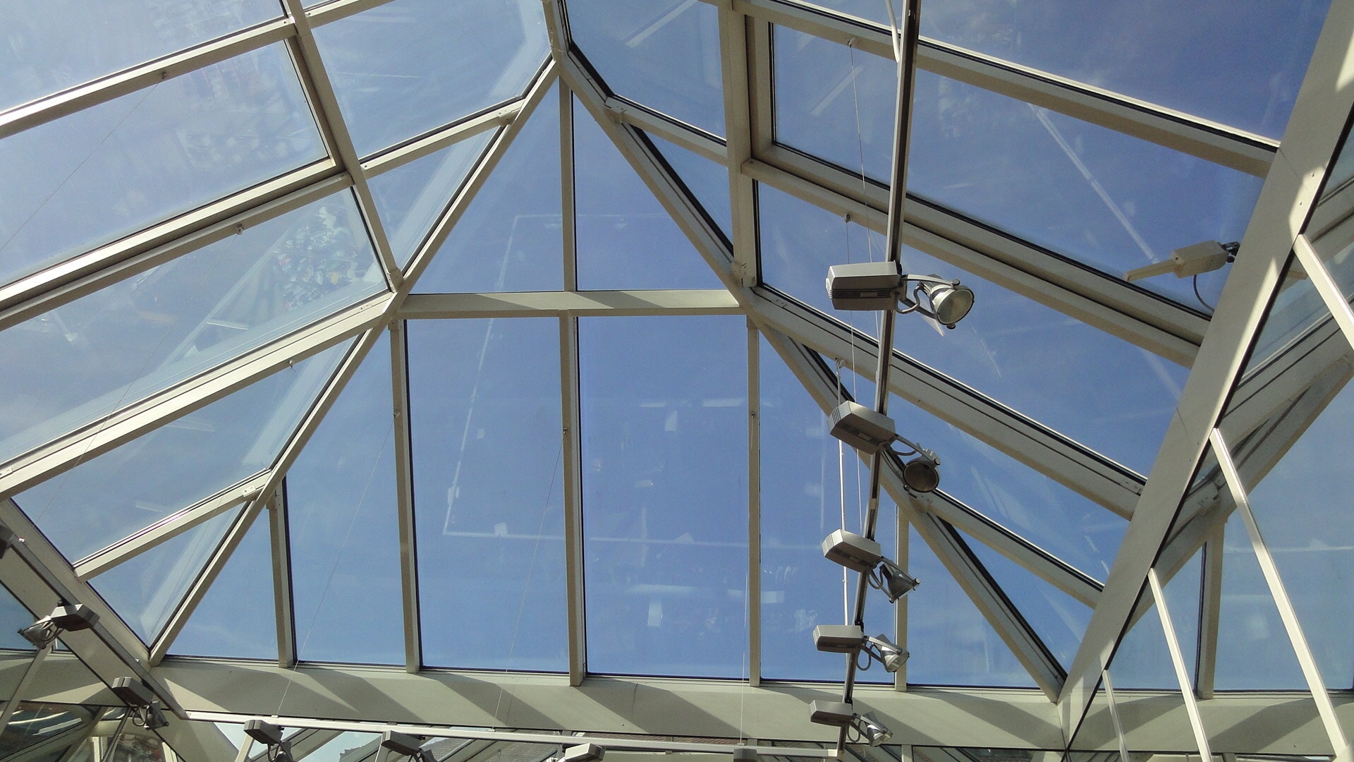 Dachverglasung von Innen eines Spitzdaches
