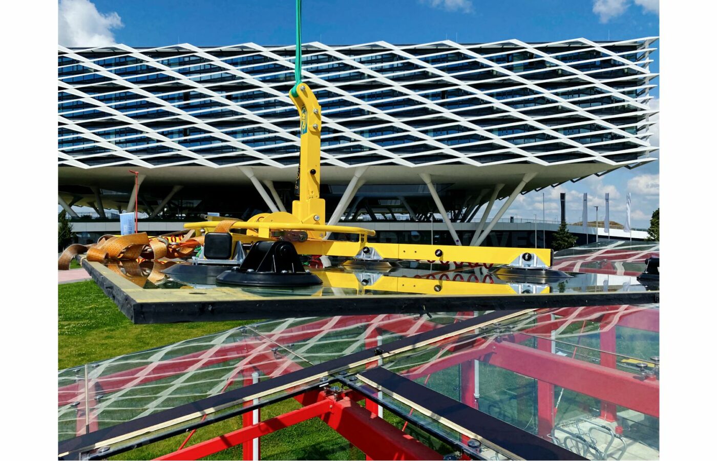 Spezialmontage eines Glasdaches für einen Fahrradunterstand