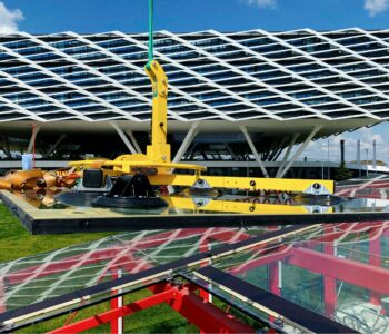 Spezialmontage Eines Glasdaches Für Einen Fahrradunterstand
