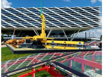 Spezialmontage Eines Glasdaches Für Einen Fahrradunterstand