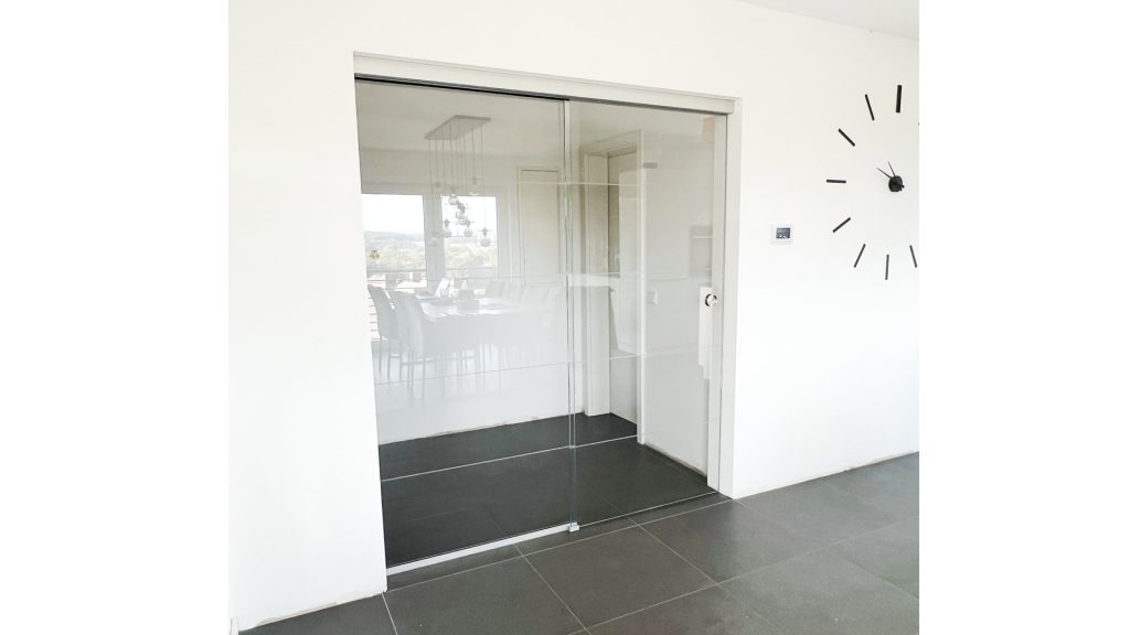 Glasschiebetür mit dünnen optischen Streifen Ansicht Wohnraum geschlossen