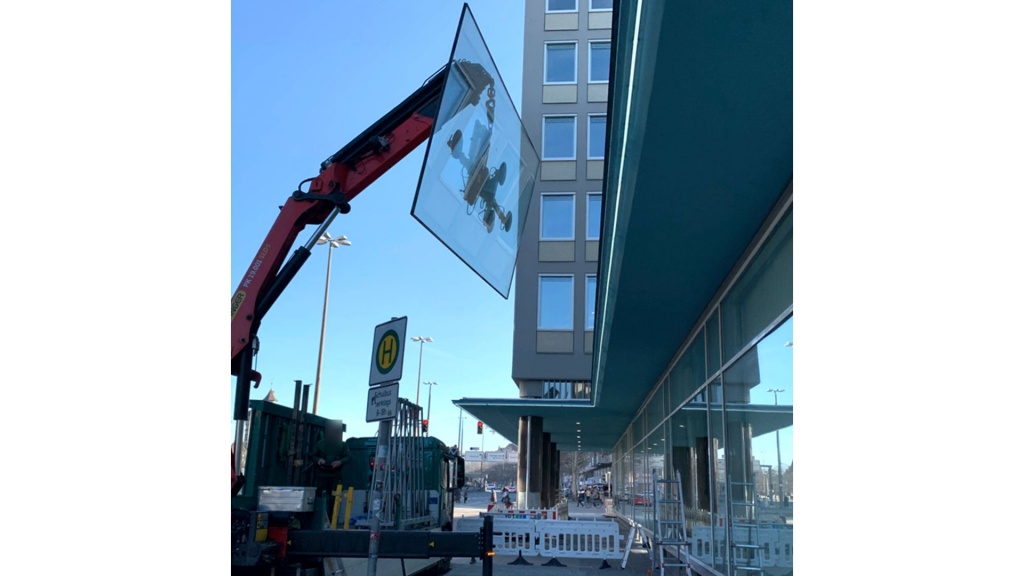 Glaskran im Einsatz beim Schaufenstertausch