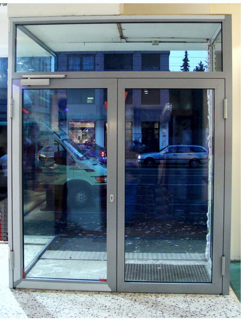 sanierte Schaufensteranlage mit Eingangstür