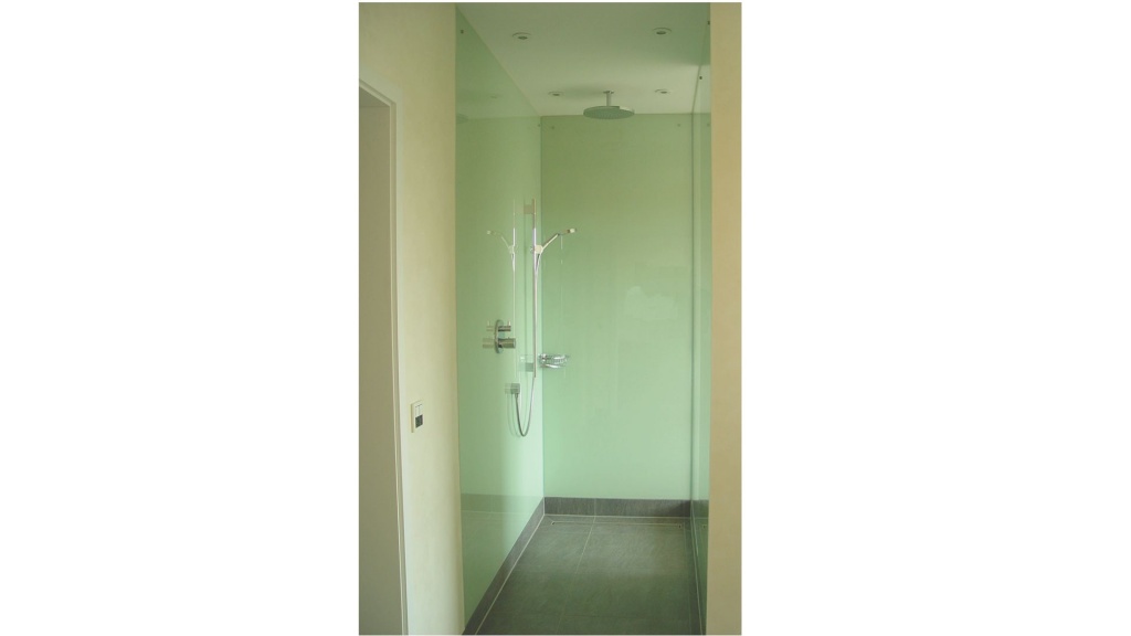 Walk-In-Dusche mit Glasrückwänden