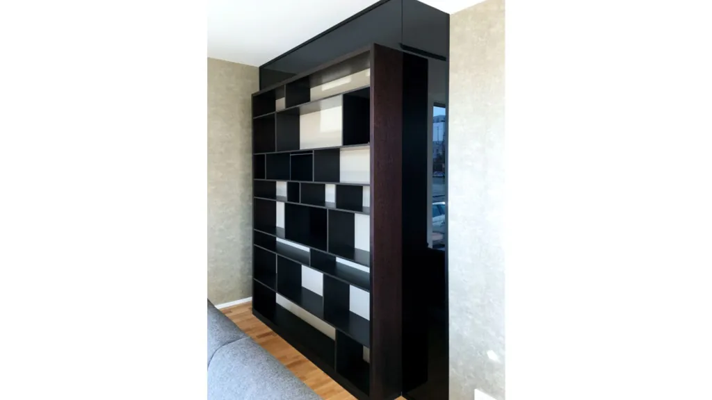 Regal in Trennwand integriert