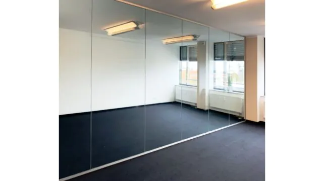 Transparente Glastrennwand für ein Büro