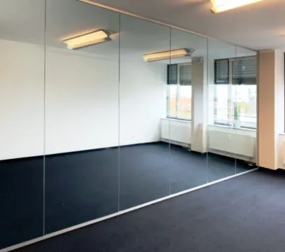 Transparente Glastrennwand für ein Büro