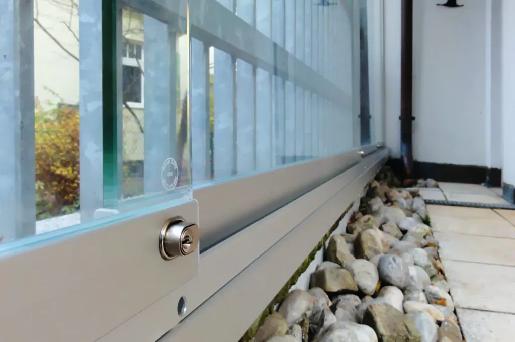 Glasschiebetür im Außenbereich, absperrbar