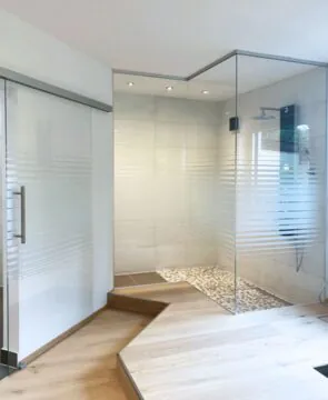 Duschkabine und Schiebetür im Einklang, Glasmotive, Walk-In-Dusche, Sandstrahlmotiv, Schiebetüre, Ganzglasanlage