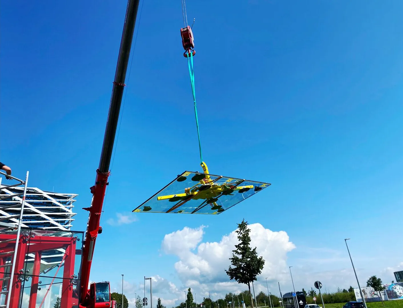 Kran und Glassauger im Montageeinsatz bei Glas-Spezialmontagen