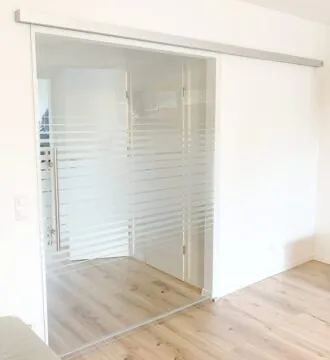 Schiebetüre extrabreit mit feinem Sandstrahlmotiv