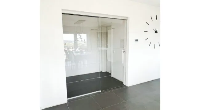 Glasschiebetür mit dünnen optischen Streifen Ansicht Wohnraum geschlossen, Glasmotive