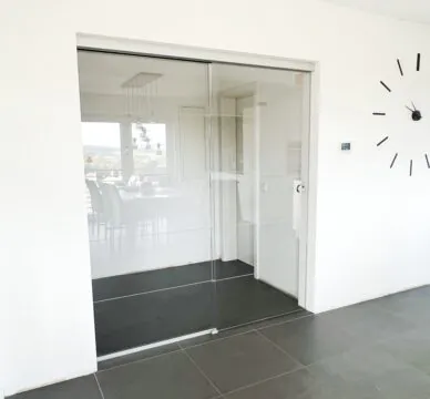 Glasschiebetür mit dünnen optischen Streifen Ansicht Wohnraum geschlossen, Glasmotive