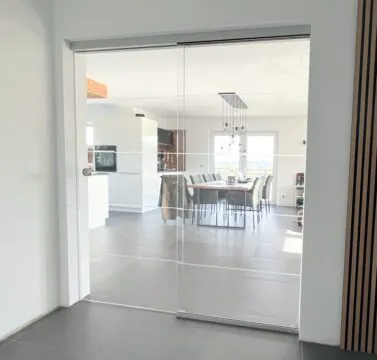 Glasschiebetür mit dünnen optischen Streifen Ansicht Flur geschlossen, Glasmotive