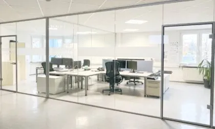 Glastrennwände der Firma GLAS VOIT GmbH – Glaserei Fürth, Nürnberg, Erlangen.