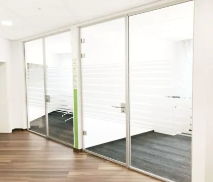 Glastrennwand für Büroraum mit Türe und Sandstrahlmotiv