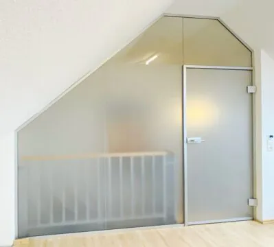 Glas-Trennwandsystem an Dachschräge angepasst – Glaserei Fürth, Nürnberg, Erlangen.