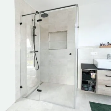 Glasdusche mit Beschlägen der Black Edition von GLAS VOIT – Glaserei Fürth, Nürnberg, Erlangen.