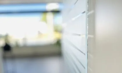 Schiebetüre mit Sandstrahlmotiv einfache Streifen, Glasmotive