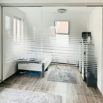 Schiebetüre_Raumtrennung_mit_individuellem_Seitenteil_glasvoit, Glasmotive