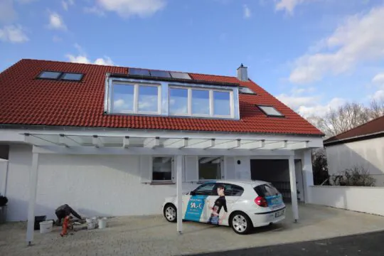 Terrassendach aus Glas und Holz