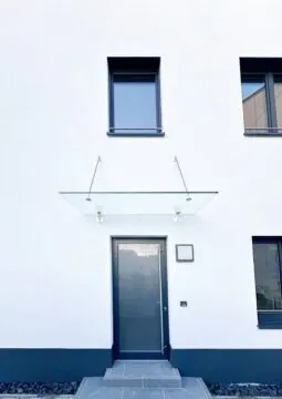 Glasvordach für ein Bürogebäude, mit Informationsmaterial – Glaserei Fürth, Nürnberg, Erlangen.