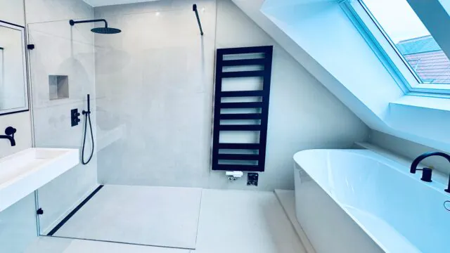 Moderne Walk-In Dusche in BLACK EDITION mit schwarzen Beschlägen