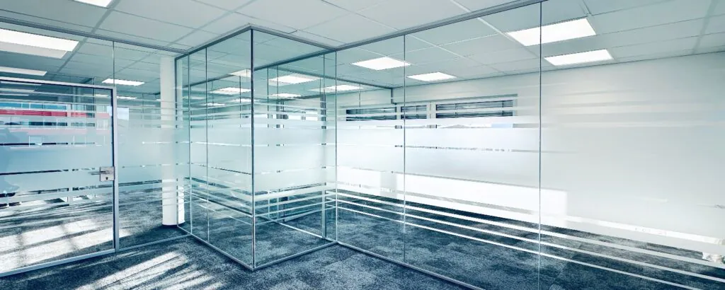 Moderne Ganzglasanlage mit Schallschutz für Büroräume GLAS VOIT GMBH