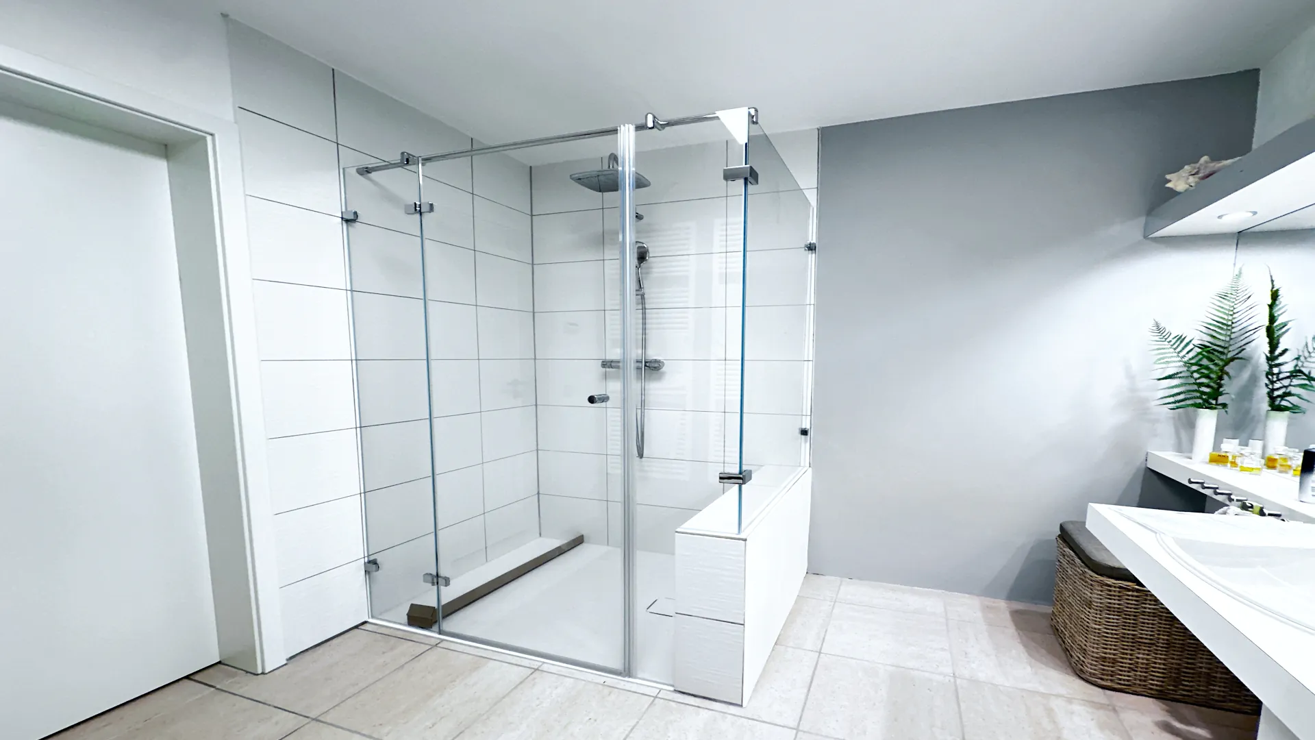 Maßgefertigte Ganzglas-Eckdusche mit Seitenteilen und Eckausschnitt aus Ultra-Clear-Glas mit wasserabweisender Beschichtung.