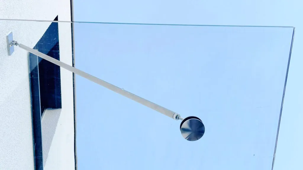 Maßgefertigtes Glasvordach mit Punkthaltern – moderner Wetterschutz mit elegantem Design.