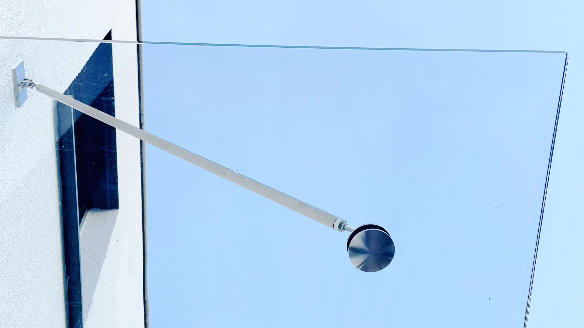 Maßgefertigtes Glasvordach mit Punkthaltern – moderner Wetterschutz mit elegantem Design.