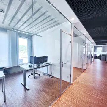 Moderne Glasabtrennung für Büroräume - mit hohem Schallschutz