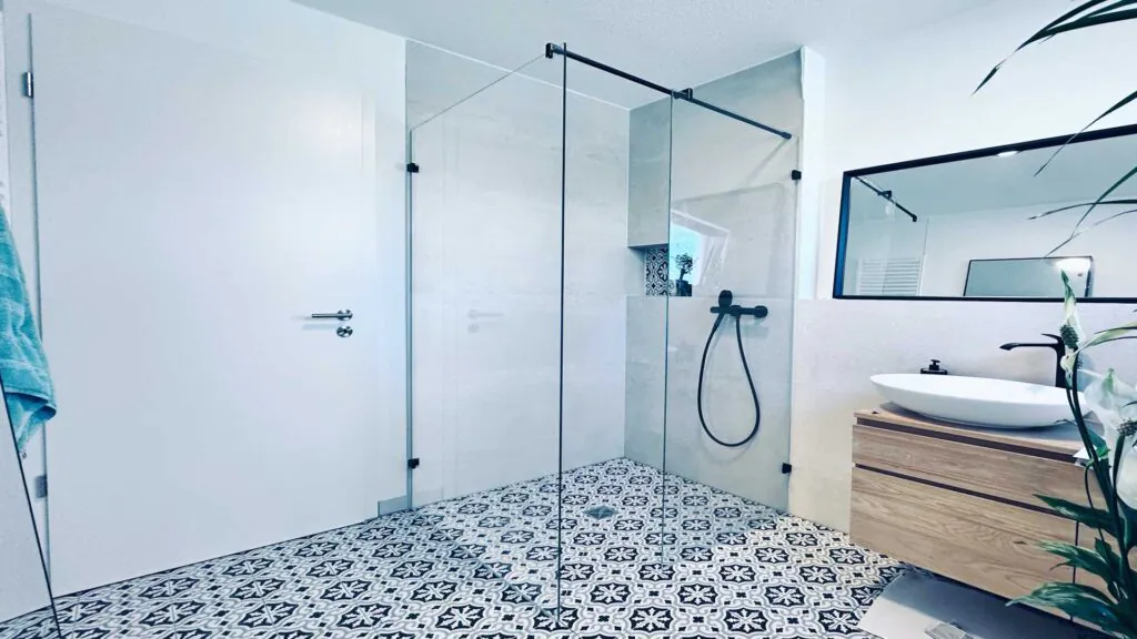 Duschtrennwand Walk-In Dusche mit zwei feststehenden Seitenteilen