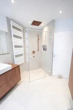 Moderne Ganzglasdusche mit klaren Glasflächen, minimalistischem Design und hochwertigen Beschlägen im Badezimmer