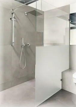 Duschtrennwand für begehbare Dusche