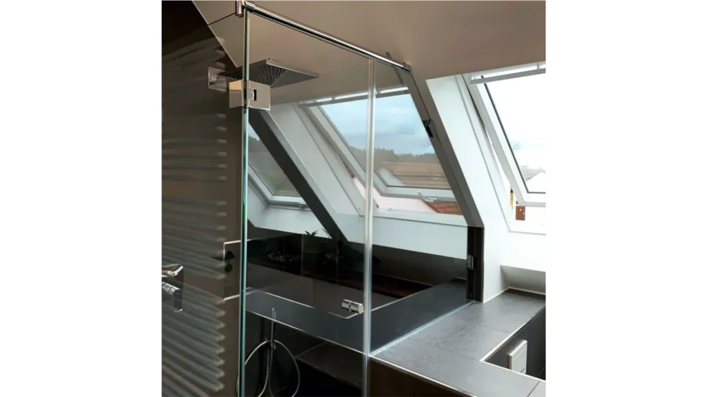 Glasdusche nach Maß an einem Dachgefälle