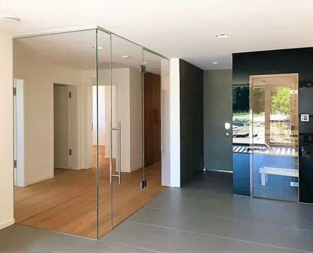 Glastrennwand als Raumteiler mit Glastüre