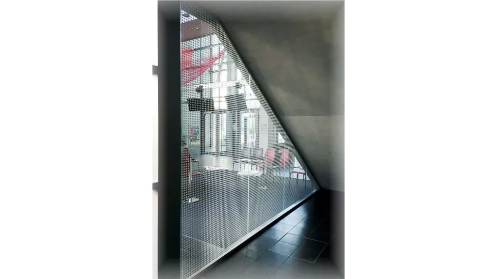 Glastrennwand mit Sandstrahlmotiv