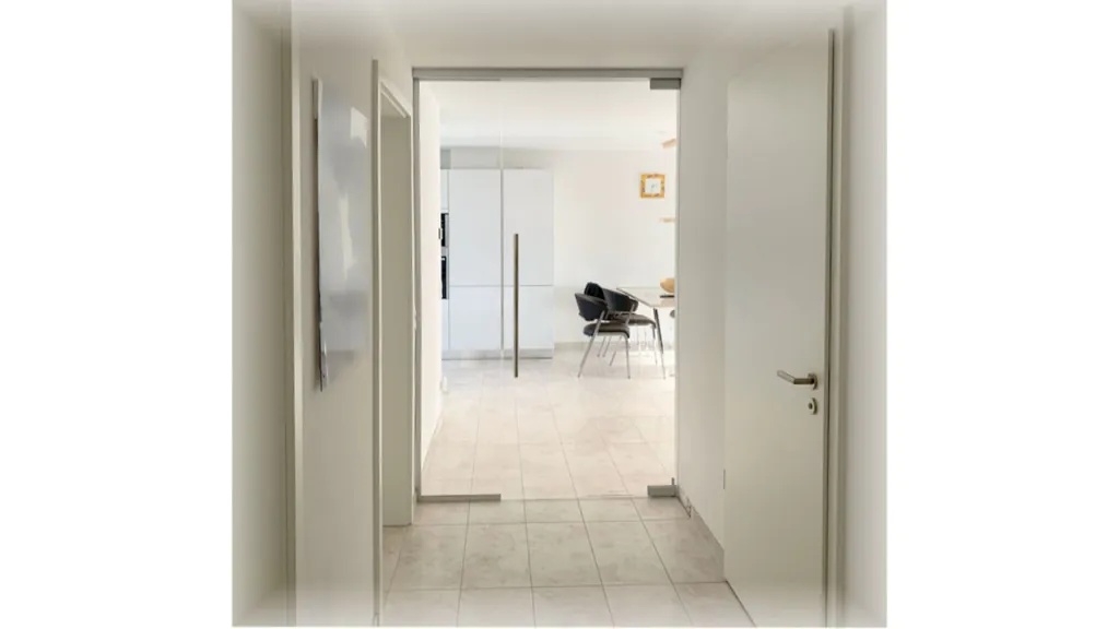 Maßgefertigte Glas-Pendeltüre