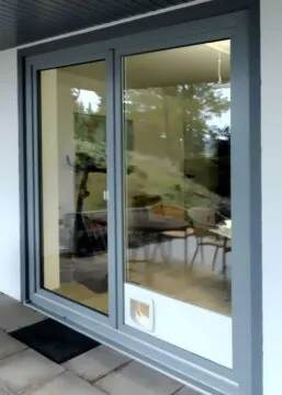 Katzenklappe im Fenster, Informationsmaterial