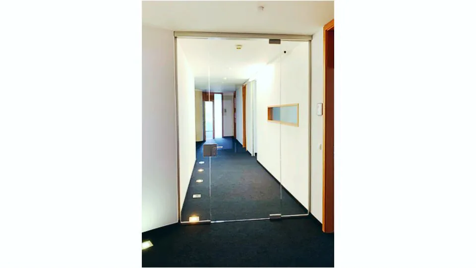 maßgefertigte Glastür