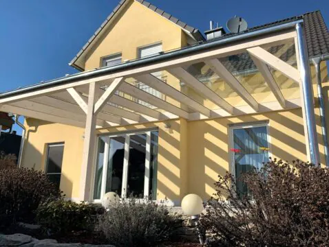 Terrassendach aus Glas und Holz