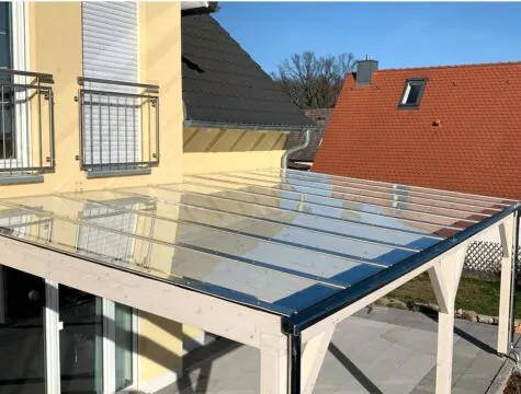 Glasüberdachung mit Holztragwerk