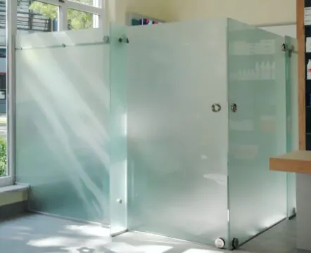 Glastrennwand in einer Apotheke