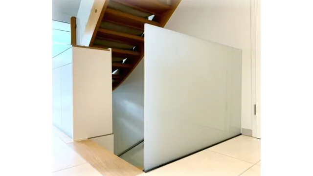 Treppensicherung mit einer Glastrennwand
