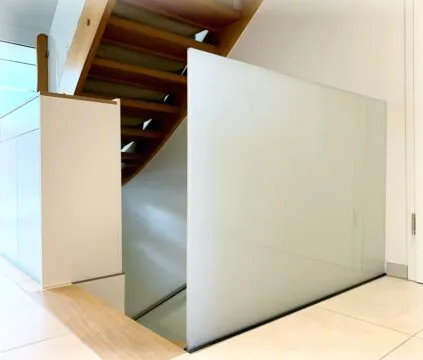 Treppensicherung mit einer Glastrennwand